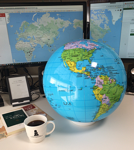風船地球儀「グローブボール（行政）」でコーヒー豆の生産国を確かめながらコーヒーブレイク