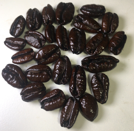 100銘柄目、44か国目となるマレーシア産のリベリカ種コーヒー豆「エレファント」を味わう（まめぽっと）