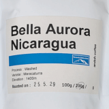 「ニカラグア ベヤ オーロラ（Bella Aurora）」の大きめで粒揃いの浅煎り豆を挽いて抽出したコーヒーを味わう（andoh coffee）